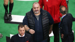 ΒΙΝΤΕΟ: Τα φιλάκια του Καραπαπά στην κερκίδα μετά    τη διακοπή