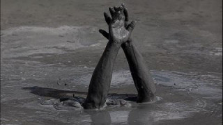 Λερώνουν τα χέρια                     τους με λάσπη …