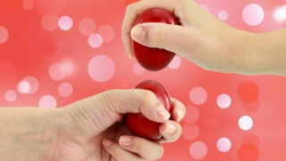 Το έθιμο του «Τσουγκρίσματος Αυγού» την Κυριακή του Θωμά στην Τούμπα