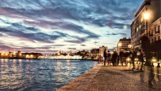 Ολοι μαζί ενωμένοι, σαν γροθιά, γιατί αυτό, τελικά, ζητάει ο λαός