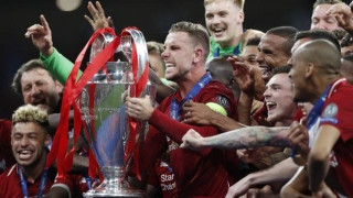 Η φωτογραφία του Χέντερσον με το τρόπαιο που προβληματίζει (pic)