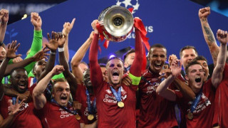 Το   σήκωσε με... τη φανέλα             η Λίβερπουλ!